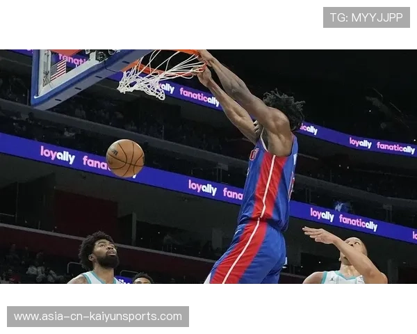 NBA扣篮头顶越过两人,裁判表情瞬间僵住 NBA扣篮头顶越过两人,裁判表情瞬间僵住